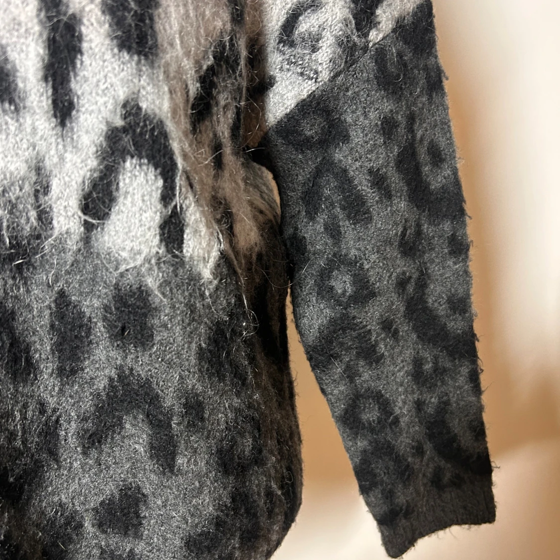 Stickad tröja leopard mango  - 3