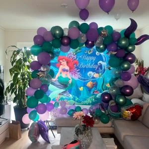 The Little Mermaid Ariel tema dekorationer - Färgklar bakgrund med Ariel och hennes vänner från havet, perfekt för dig som älskar äventyr och magi under ytan. Inspirerande illustrationer och fantasifull undervattensvärld gör den till ett måste för unga fans av sagor och Disney. Till födelsedagar 🎉 maskerad eller Tema ✨Ariel tema dekorationer för barnkalas. Cirka mått: 2m bred och 1,7m  höjd