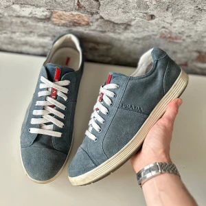 Äkta Prada Sneakers - Mycket bra skick, knappt använda! Inga tillbehör-därav priset! Nypris ca 8000kr. Storlek 45, kan passa 44. Självklart äkta - kolla bara recensionerna! Skriv för mer information🤝
