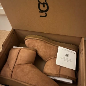  Brun UGG boots med fårskinn - Jätte fina uggs som bara har användas 1 gång innan. Köpte dom i år. Men säljer dom för att jag tyckte inte de va min stil. 