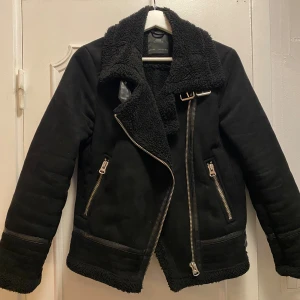 Svart höstjacka från Zara - Svart höst från Zara med bred krage och detaljer i mocka. Använd några få gånger förra året, sedan bara hängt i garderoben. I nyskick💕