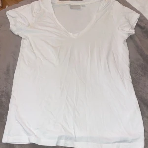 Vit v-ringad t-shirt från InWear - Klassisk vit t-shirt från InWear i storlek XS. T-shirten har v-ringning och korta ärmar, perfekt basic-plagg till garderoben. Tillverkad i mjuk bomull för en skön känsla och enkel att matcha med allt. Pris kan diskuteras och köparen står för frakt