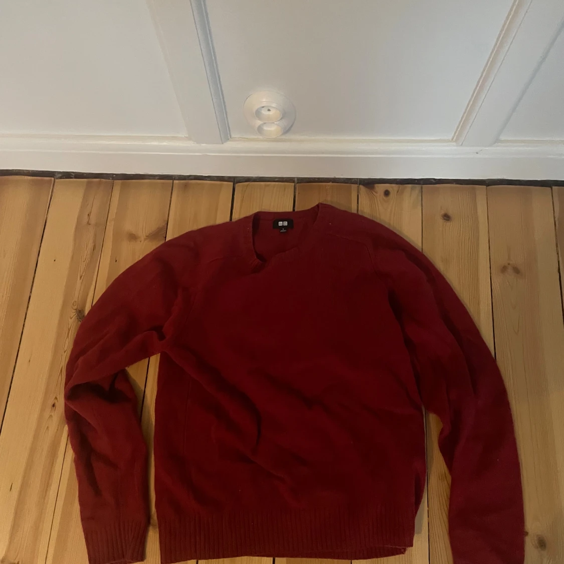 Vinröd stickad tröja från Uniqlo