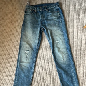 Levis Jenas 515 - Säljer dessa blå Levis 515  jeans med slitngar. Jeans är endast använda ett par gånger. Hör av dig vid frågor!