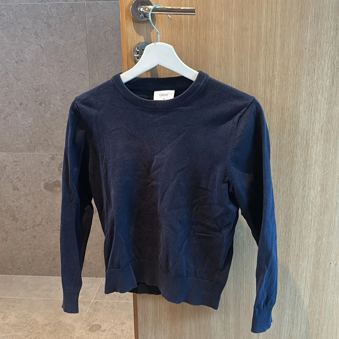Mörkblå tröja från Grunt, storlek M