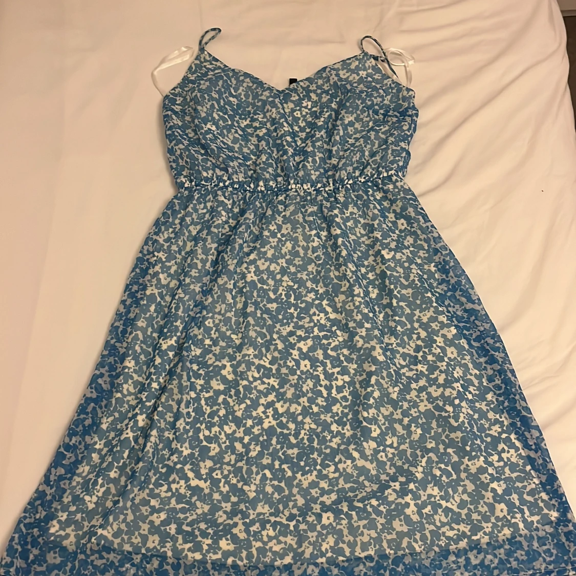 Blommig blå kort klänning Vero Moda