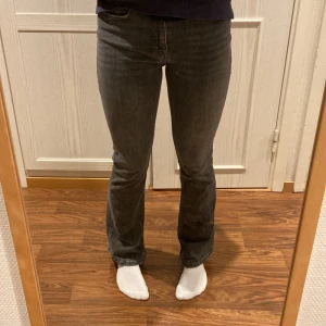 Mörkgrå bootcut jeans - Snygga mörkgrå jeans med bootcut passform och låg midja. 