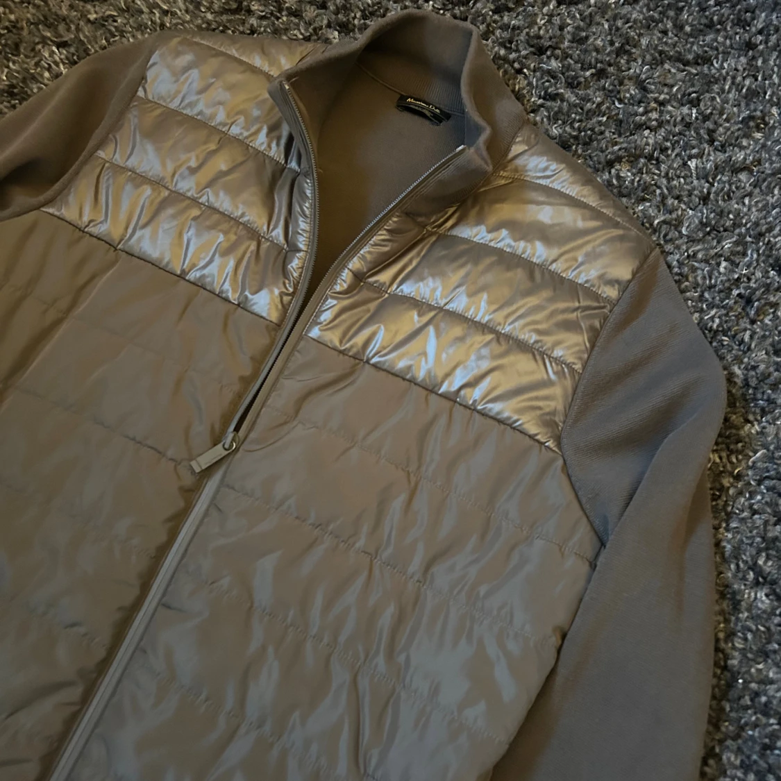 Grå quiltad pufferjacka från Massimo Dutti - 2