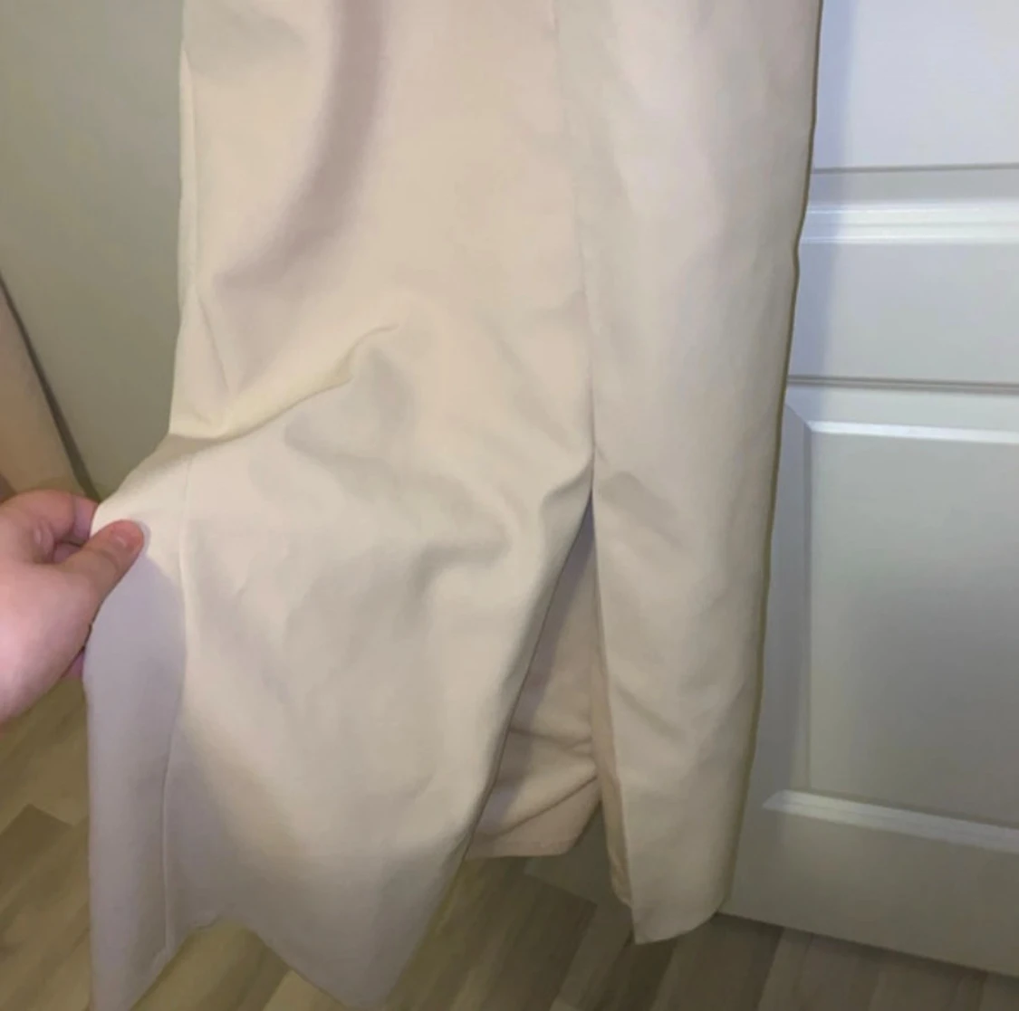 Champagnefärgad långklänning med volymärm - 4