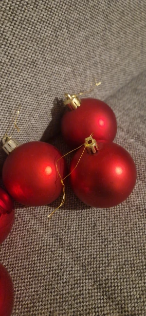 Röda julkulor - Julkulor som används för att pryda julgranar och hem under julhelgen. 3st kulor är glansiga och 3st kulor är matta- med fina guldiga upphängningsöglor. Använda men inget synligt slitage eller liknande.