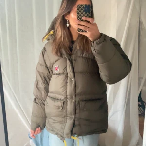 Grön pufferjacka från Fjällräven XS - Säljer en mörkgrön pufferjacka från Fjällräven i storlek XXXS men sitter som xs! Vid frågor eller funderingar så är det bara att höra av sig 😊