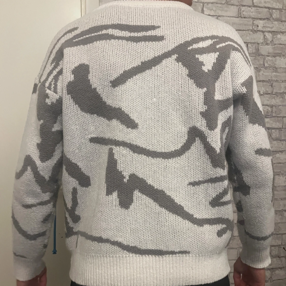 Vit och grå stickad tröja med mönster - 2