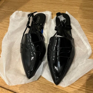 Helt oanvända finskor från Cider strl 37 - Aldrig använda. Jättetjusiga finskor som passar både på fest och kontoret. Strl 37. Nypris: 429kr