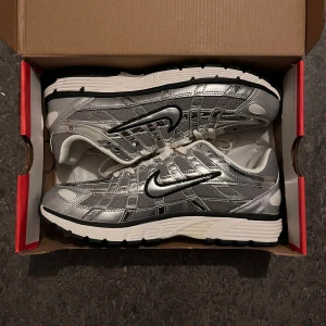 Nike p6000 metallic silver - Ett par väldigt fina p6000 i helt nytt skickt säljs eftersom är lite för stora på mig kan gå ner i pris vid snabbt köp