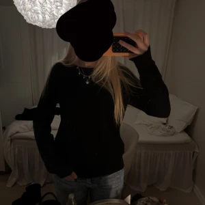 Svart stickad tröja vila - Enkel svart stickad tröja med rund halsringning. Perfekt inför vintern då den har ett varmt material. 