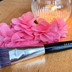 Sephora foundation brush #47! - Sephora foundation brush #47 - proffsborste för foundation.   Denna veganska borste med mjukt syntethår, som utformats av alla proffsexperter hos Sephora, är perfekt för att applicera alla typer av foundation (flytande, kräm eller stick). Ett plasthuvud med lock medföljer som är perfekt för att undvika kladd vid förvaring. Total längd: 20 cm. Skaft: 13 cm. Ny och oanvänd.