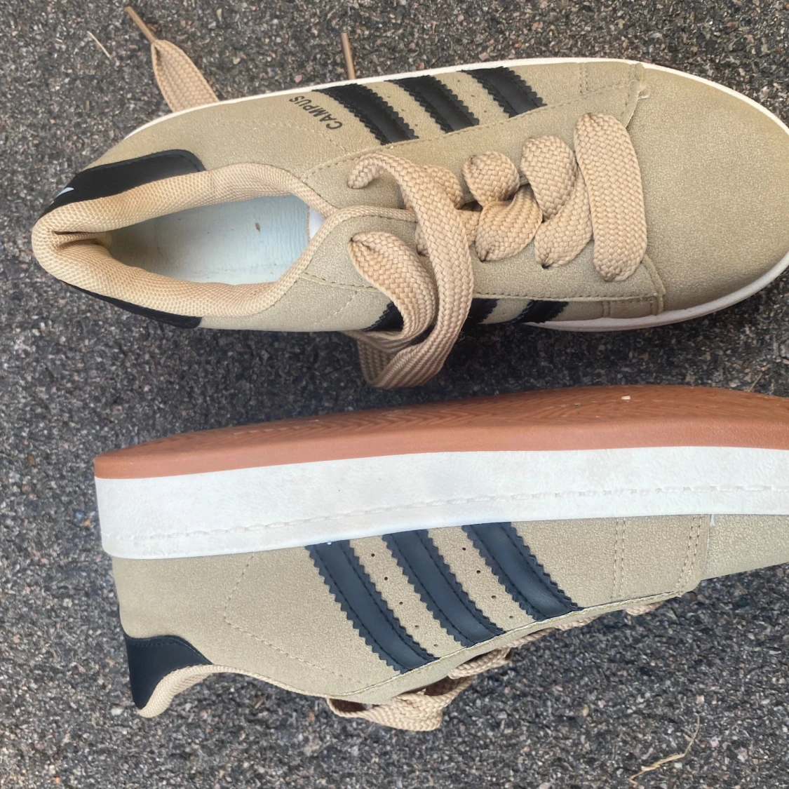 Beige Adidas Campus sneakers - 1