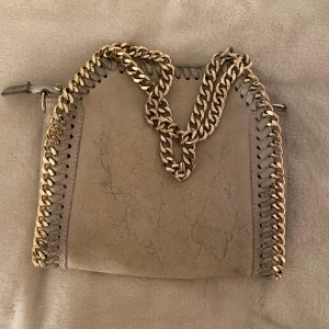 Stella McCartney liknade väska - Köpt i Italien i en liten butik den är i äkta läder och är gjord i Italien  Lite sliten längst upp på kedjan men inget man tänker på  Köpte för 1200