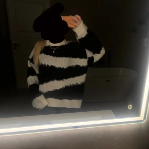 Polo tröja svart och vit - Säljer en oversized stickad polotröja med breda svarta och vita ränder. Tröjan är oversized och passar xs-l och har en liten polo krage.  Andvänd en gång! 