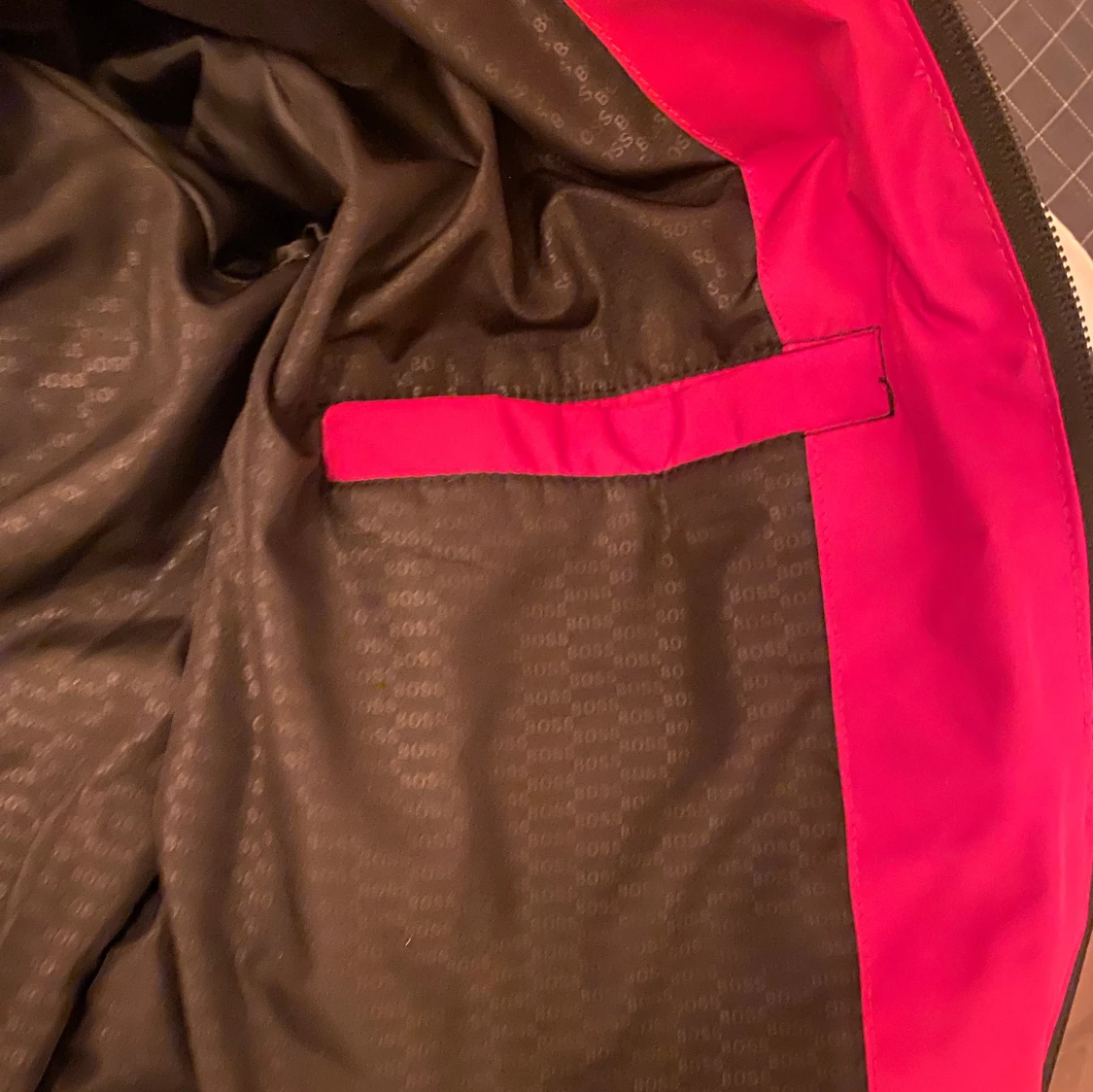 Röd pufferjacka från BOSS med huva - 4