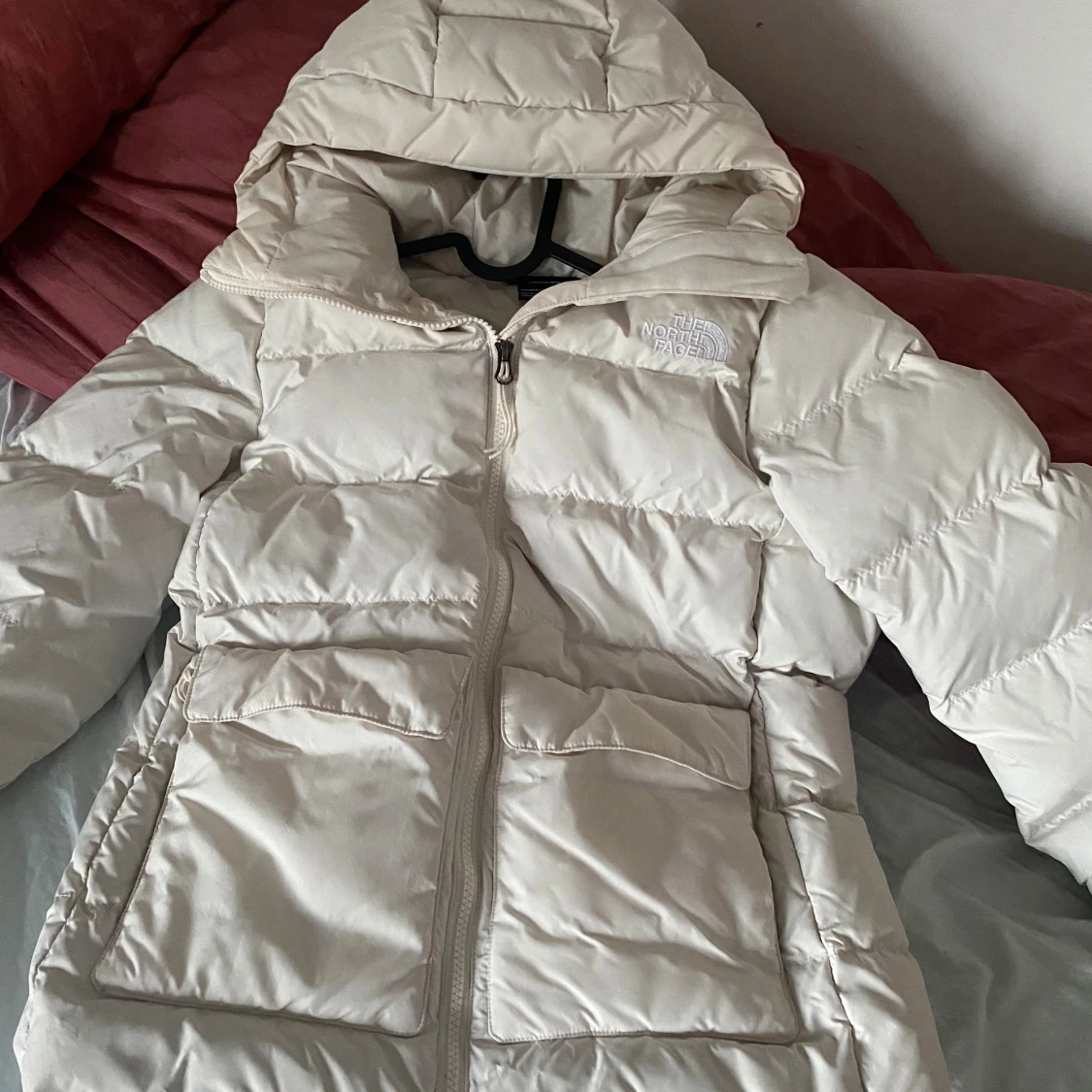 Off white pufferjacka från The North Face