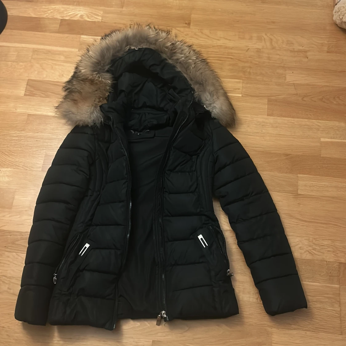 Svart pufferjacka med pälsluva märket GAROFF - 1