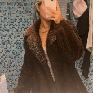 Äkta pälsjacka med krage - Säljer min snygga mörkbruna pälsjacka. Köptes förra vintern från en secondhandbutik. Jackan är super varm och fodrad på insidan för extra värme. Jag är 1,63cm lång och är en S/M 