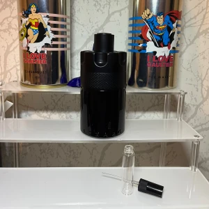 Azzaro The most wanted intense - Azzaro the most wanted Intense  i modern, svart flaska. Perfekt för dig som vill sticka ut med en cool accessoar på hyllan. Passar dig som gillar stilrena detaljer. 5ml!!!!