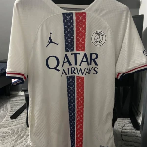 PSG - Hej! Säljer nu min PSG tröja pga den används inte längre och har läst legat i min garderob sen jag köpte den så tänker att jag ska försöka sälja den. Jag köpte för 500kr, mitt pris är 400kr men priset kan diskuteras vid snabb affär