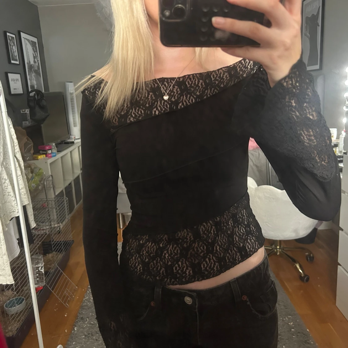 Svart spetsig ”offshoulder” topp från Even&Odd från Zalando