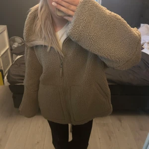 Beige teddyjacka HM - Säljer en beige teddyjacka från HM