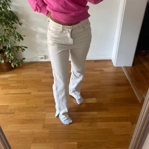 Vita jeans - Vita/cremevita jeans med slits vid fötterna. Från bikbok märket Venderbys. Finns någon fläck på benet men inget man lägger märke till. 