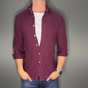 Ralph lauren skjorta - Hej säljer nu min fina Ralph lauren skjorta i storlek S. Den är i nyskick och kommer vara otroligt snygg nu i höst. Nypris cirka 1600kr! Vi kommer att sälja liknande produkter så glöm inte följa profilen!🌊🍾