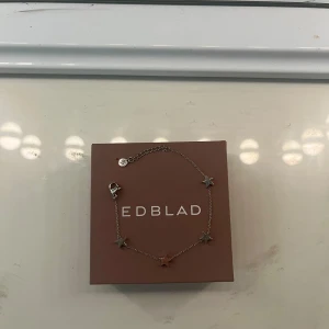 Silverfärgat stjärnarmband från Edblad - Snyggt och stilrent armband från Edblad i silverfärg med flera små stjärnberlocker längs en tunn kedja. Perfekt accessoar för att ge din outfit lite extra shine. Använts några få gånger. Har tidigare köpt via Plick men använder inte nu mera.  Obs❗️en av stjärnorna är lösa (se bild nr 2) men är inte skadad på något annat sätt. Ordinarie pris 399 kr. Nuvarande 220 kr.🤍