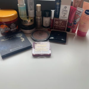 Sminkpaket med paletter och glow - Stort sminkpaket med LA Splash Moonlight Glow face palette, Bellapierre ögonskuggspalett i lila och bruna toner, bronzer från W7 och H&M, Isadora Strobing Fluid Highlighter i Bronze Glow, läppglans och läppenna, samt primer och setting powder. Perfekt för dig som älskar glow och färg! Produkterna har testad och visa använt!