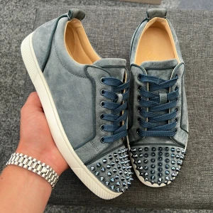 christian louboutin skor - Sjukt feta loubs | självklart garanterat äkta | size 39,5 fits 40 - 40,5 | skick 9/10 knappt använda endast lite smuts på ena sulan och ett litet hål vid hälen men inget som man ser när man har på sig de och går att fixa enkelt fråga om bild ifall ni undrar | vad ingår? Dustbag | hör av dig vid fler frågor eller minsta fundering 🤩