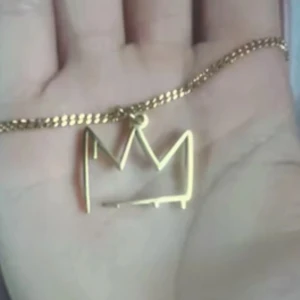 SÖKER Hov1 halsband + T-shirt - Som precis alla andra söker jag halsbandet Dante slängde ut i Sthlm, silver eller guld kvittar, samt en svart T-shirt i L/XL. Skriv gärna vad du vill ha om du har något av det så ser vi om vi kan komma fram till nåt!