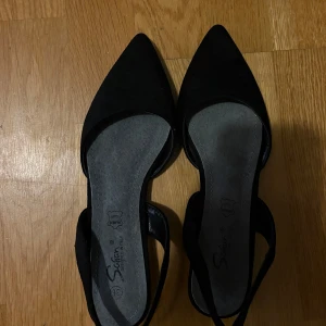 Svarta ballerinaskor  - Hej säljer mina  ballerinaskor då dom är för stora för mig.  Eleganta ballerina skor med spetsig tå och låg klack. Skorna har en öppen design vid sidorna och är tillverkade i mocka med innersula i skinn. Perfekta för dig som gillar stilrena och trendiga skor. Köpta utomlands och aldrig använda. Storlek 36 men passar för 37 också. 