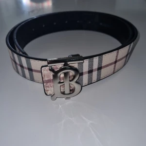 Burberry bälte  - Omvändbar burberry bälte i klassikt beige samt svart med den snygga loggan framtill