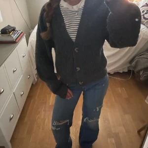 Mörkgrå stickad kofta med knappar fram - Säljer denna mysiga höstiga kofta! Skriv vid funderingar och pris kan diskuteras vid snabb ❤️