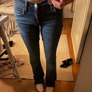 Blå bootcut jeans  - Säljer ett par superfina blå bootcut jeans lågmidjade från Gina i storlek 34💕
