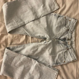 Ljusblå raka jeans från bikbok - Säljer ett par ljusblå jeans från bikbok med låg midja och raka ben. Klassisk femficksmodell med dragkedja och knapp. Jeansen är i mjuk denim och har en enkel, clean look som passar till allt.