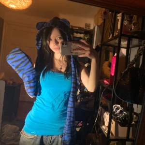 Blå tiger möss halsduk💙 - Super cool mössa som hade passat perfäkt till haloween, rave eller fäst💙 den är både en mössa + en halsduk och har fickor längst nere vid halsdukens änd💙