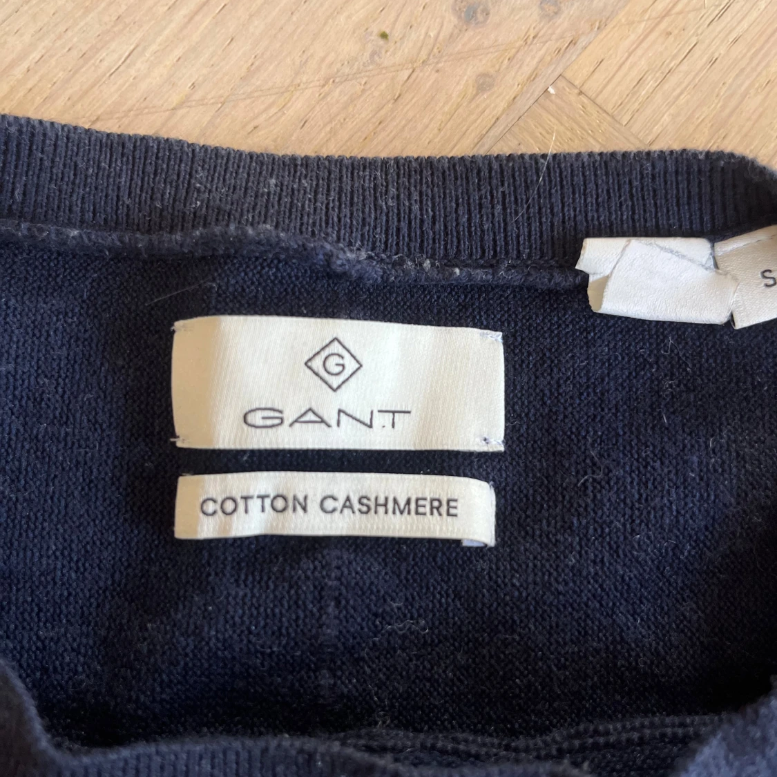 Mörkblå cashmere-tröja från Gant - 1