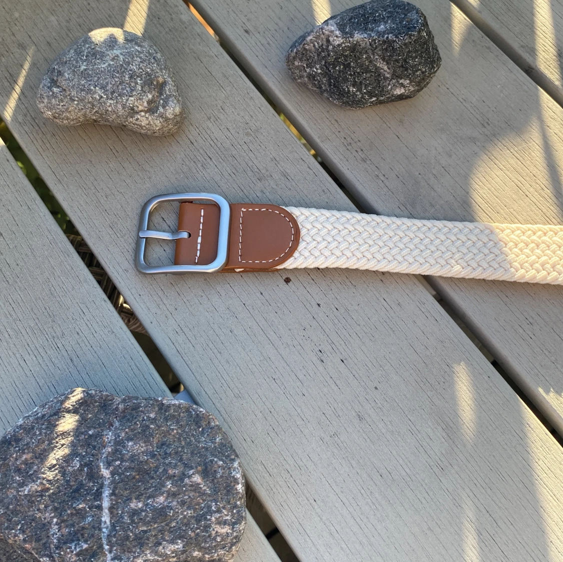 Beige flätat bälte med skinn-detaljer - 1