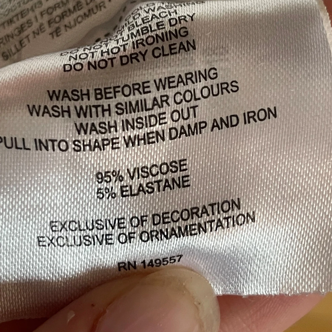 Amisu vit långärmad topp v-ringad strl M - 3