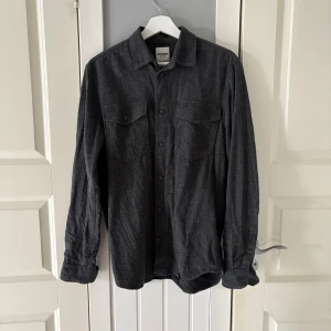 Overshirt - Skitsnygg grå overshirt från Dobber. Inga skavanker säljs pga den inte används. Köpt för 799.