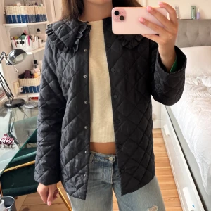 Jacka  - Snygg jacka perfekt till hösten! Storlek xs men passar mos som har M