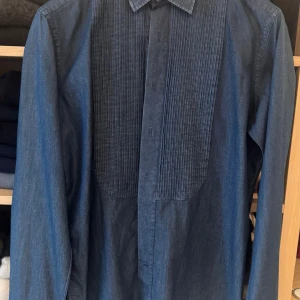 Smokingskjorta Rosé & Born - Smokingskjorta i jeans. Storlek 42. Använd en gång. 