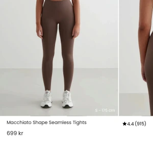 Macchiato shape seamless tights and top från Aim'n - Snygga bruna shape seamless tights från Aim'n med hög midja och tight passform med tillhörande topp. De är tillverkade i ett stretchigt syntetmaterial som sitter skönt och formar kroppen. Perfekta för träning eller chill dagar. Färgen är en mjuk brun ton som passar till allt. Nypris 1198kr och nästintill oanvänt